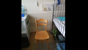 Szpitalne krzesło wywołało w sieci burzę. Tata chcąc siedzieć na nim przy dziecku, musiał zapłacić