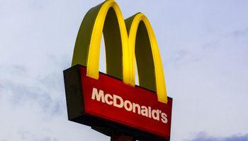 Żółte łuki McDonald’s to nie tylko „M”. Znak ma także drugie, ukryte znaczenie