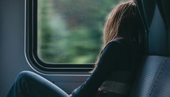 Jadąc pociągiem, rozmawiała przez telefon. Całą rozmowę słyszał pewien nieznajomy