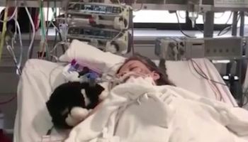 14-latka leżąc w szpitalnym łóżku błagała swoją mamę, aby pozwoliła jej umrzeć