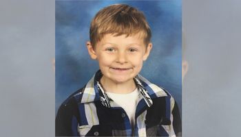 Policjanci po 22 godzinach poszukiwań znaleźli zaginionego 6-latka. Chłopiec nie był sam