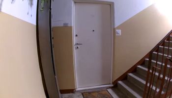 Wbiegł na klatkę schodową i otworzył drzwi do mieszkania córki. Zastał go przerażający widok