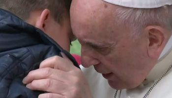 Zapłakany chłopiec podszedł do papieża. Franciszek wyszeptał mu do ucha kilka słów