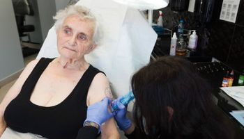 80-latka ze Świnoujścia przyszła do studia tatuażu. Po chwili zdecydowała się na odważny krok
