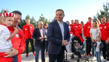 Duda pomógł znieść wózek z dzieckiem reprezentanta Polski. Zdjęcie jest gorąco komentowane