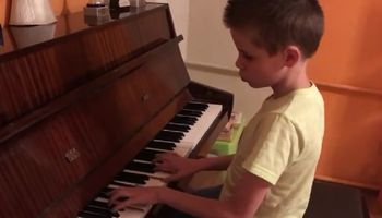 Niewidomy Igor zagrał na pianinie popularną piosenkę polskiego artysty. Chłopiec ma wielki talent