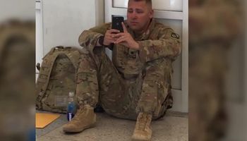 Wojskowy ogląda narodziny córki na telefonie, bo nie może być przy żonie. Wideo chwyta za serce
