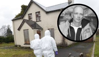 W opuszczonym domu w Irlandii znaleziono zmasakrowane ciało Piotra. Nie było przy nim żadnych śladów