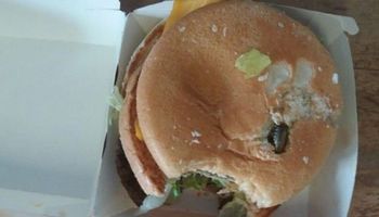 Zamówił hamburgera w McDonald’s. Gdy go ugryzł, zauważył podejrzany „składnik”