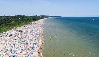 Zrobiono zdjęcia plaży we Władysławowie za pomocą drona. Liczba parawanów przeraża