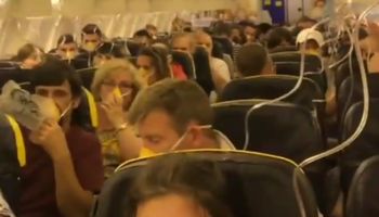 Samolot Ryanair musiał lądować awaryjnie. Niektórzy pasażerowie krwawili i wili się z bólu