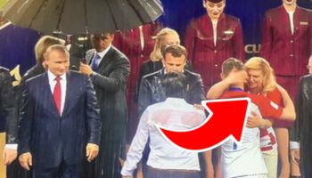 Putin stał pod parasolem w czasie finału Mistrzostw Świata. Prezydent Chorwacji mokła tuż obok