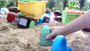10-letni Olaf bawił się w piaskownicy. Nagle zaatakował go wąż