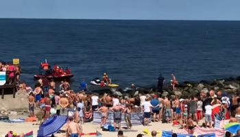 Turyści przyglądali się, jak wyciągają z morza ciało dziecka. Ratownicy prosili, żeby odeszli