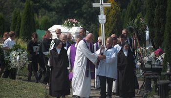 Wczoraj w Łodzi odbył się pogrzeb 10-letniej Kingi. Potrącił ją pijany ojciec koleżanki