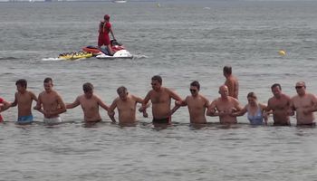 Ratownicy razem z plażowiczami szukali zaginionego mężczyzny w morzu. Nie było po nim śladu