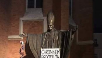 Profanacja pomnika Jana Pawła II. “Chroniłem pedofilów w sutannach”