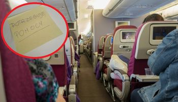 Stewardesa znalazła w toalecie kartkę z napisem „Potrzebuję pomocy”. Od razu zareagowała