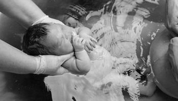 Fotografka uchwyciła zszokowaną minę mamy w czasie porodu. Wszystko z powodu płci dziecka