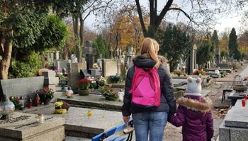 Skrzynecka wściekła się wizytą na cmentarzu. Jej rodzinny grób został okradziony