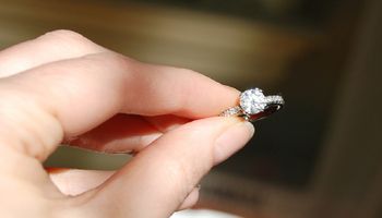 Cena pierścionka zaręczynowego ma wpływ na Wasz związek. Badania nie pozostawiają złudzeń
