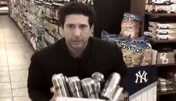 Ross z „Przyjaciół” oskarżony o kradzież piwa?! Aktor publikuje niezaprzeczalny dowód