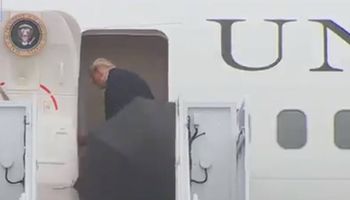 Donald Trump nie potrafi zamknąć parasolki. Wideo z jego udziałem wywołało w sieci burzę