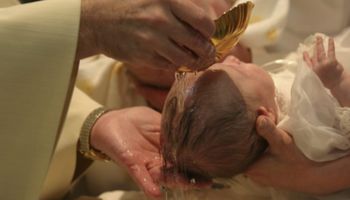 „Dzieci z in vitro nie powinny być chrzczone”. Angelika popiera księży, którzy tego nie robią