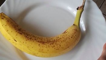Do obiadu w stołówce dostała banana. Na owocu znajdowała się wiadomość od pracownicy
