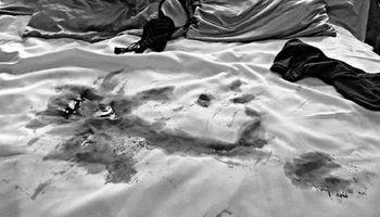 „Całe łóżko było we krwi”. Kobieta szczegółowo opisuje aborcję, której poddała się w domu