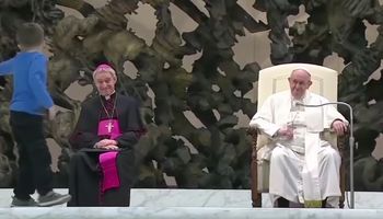 5-latek wtargnął na podest, gdzie siedział papież. To wideo podbiło serca Internautów