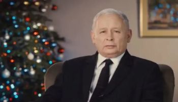 Jarosław Kaczyński złożył Polakom świąteczne życzenia. Uwagę przykuwa jednak jego twarz
