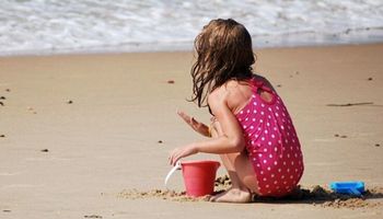 Pogrążona w żałobie stała i krzyczała na 6-latkę na plaży. Miesiąc później  tego żałowała