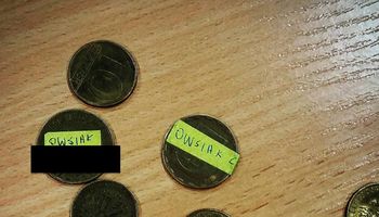 Wolontariusz znalazł w puszce WOŚP monety z naklejkami. To kolejna forma nienawiści