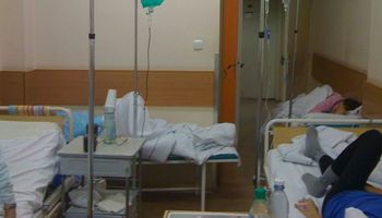 84-letni pacjent zaatakował nożem współlokatorów z sali szpitalnej. Jednemu zadał 30 ciosów