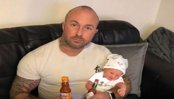 Policja dostała zgłoszenie, że ojciec nakarmił pięciodniowego noworodka pikantnym sosem