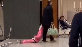 Ciągnął córkę za kaptur przez całe lotnisko. To wideo stało się hitem sieci