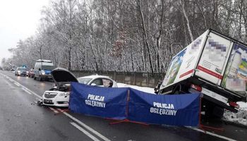 Śmiertelny wypadek pod Łodzią. Zdjęcia z miejsca zdarzenia pokazują skalę tragedii