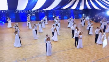 Maturzyści z Białej Podlaskiej podbijają Internet tańcem ze studniówki. Klasa i szyk!
