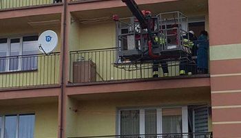 2-latek ze Szczecinka zamknął babcię na balkonie. Strażacy musieli z nim negocjować