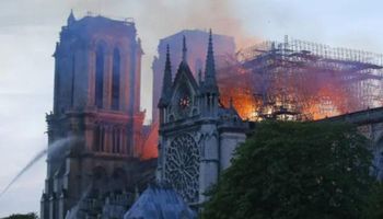 Tajemnicze nagranie z dachu Notre Dame. Tuż przed pożarem widać postać na dachu