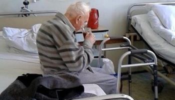 Rodzina nie chciała odebrać 93-latka ze szpitala. „Marzy o rodzinnych świętach i kąpieli”