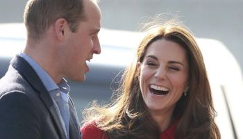 Księżna Kate na huśtawce wygina się w szalonej pozie do zdjęcia. Internet zawrzał