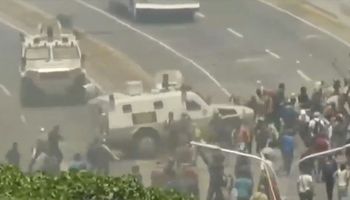 Wojskowe samochody rozjeżdżają protestujących. Przerażające wideo obiegło sieć