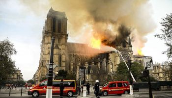 Strażacy z Notre Dame
