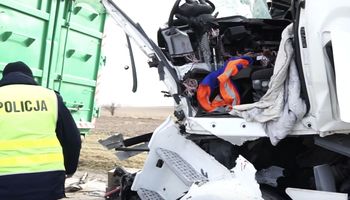 Tragiczny wypadek na S8. Kierowca tira wjechał w pracujących drogowców