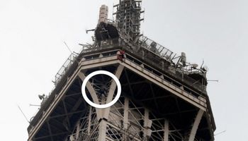 Wieża Eiffla ewakuowana. Tajemniczy mężczyzna wspiął się aż na trzecie piętro