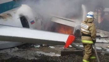 Przerażający wypadek samolotu w Rosji. Piloci zginęli na miejscu