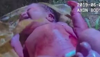 Z lasu dobiegał płacz dziecka. Policjanci znaleźli noworodka uwięzionego w worku