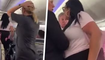 Kłótnia w samolocie. Kobieta rzuciła się na swojego chłopaka. Wideo trafiło do sieci